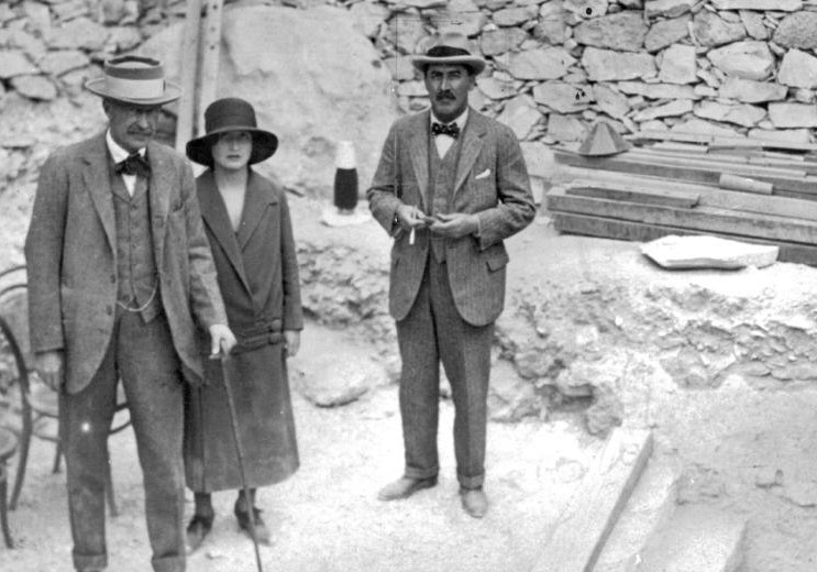 Howard_Carter,_Lord_Carnarvon_and_Lady_Evelyn_Herbert_at_Tutankhamen's_tomb
